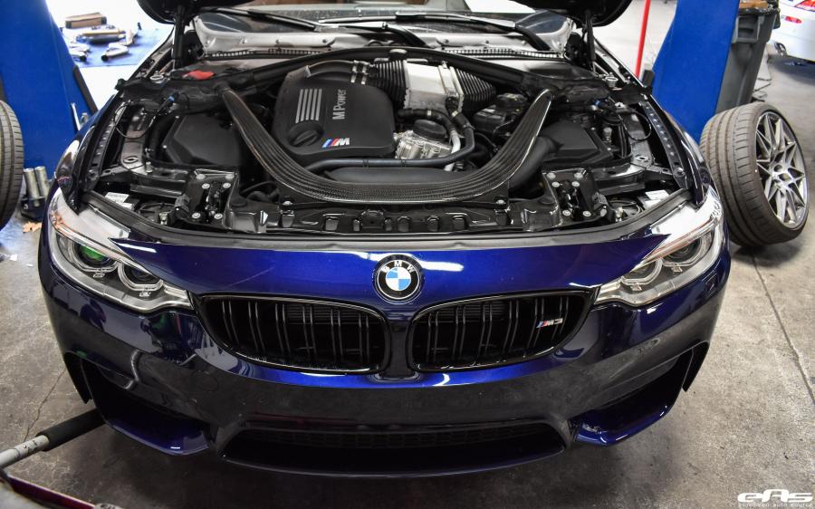 Моторный отсек BMW M3 Sedan Tanzanite Blue Metallic by EAS 2017 года  (фото 12 из 14)